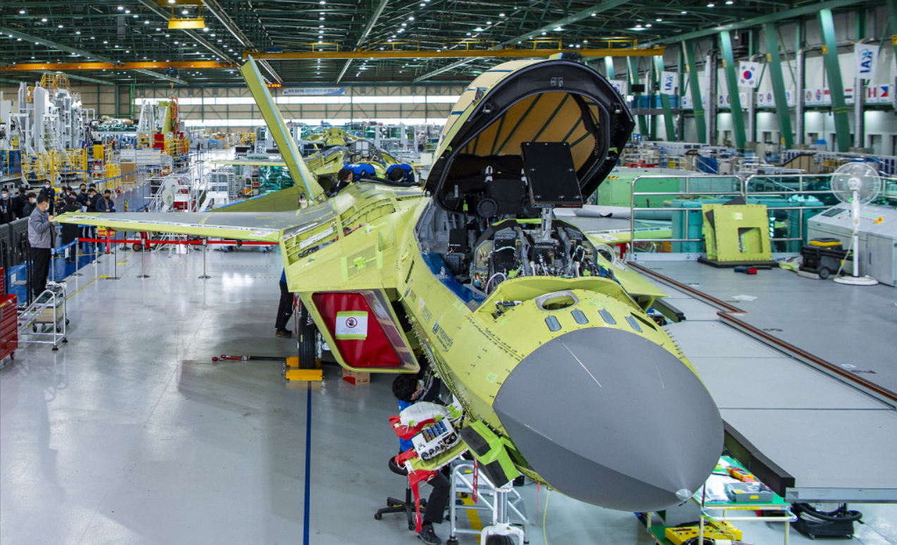 KF-21 보래매 전투기 생산라인