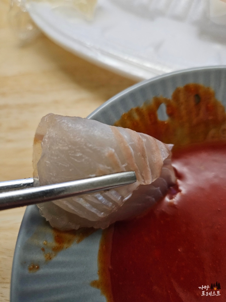 봉담 흥수산 고추장 찍어서 한입