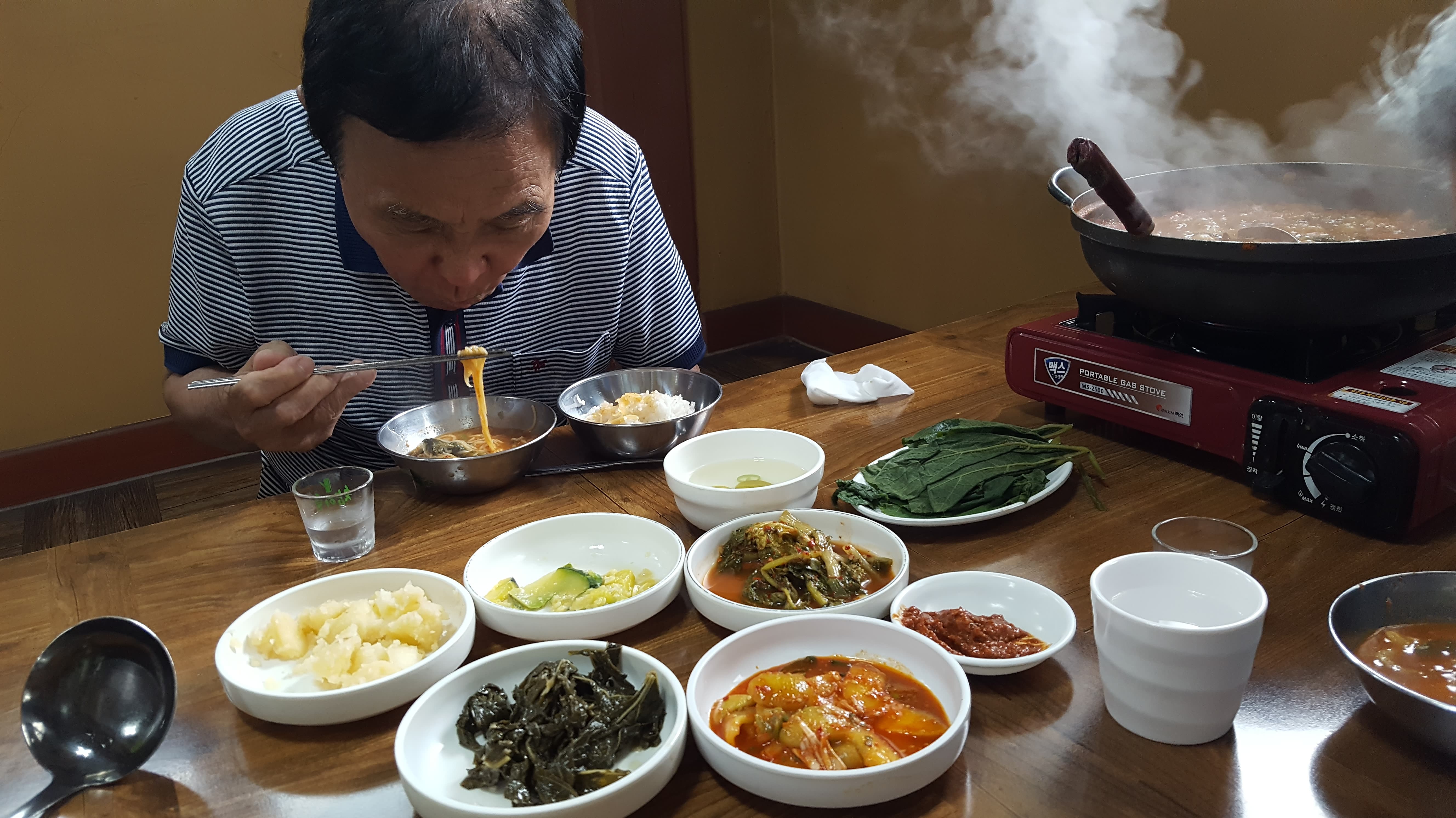 젊은 시절 함께 뛰고 웃고 이야기했던 시간들이 마치 어제 일처럼 느껴집니다.(한때 청주상고 출신 미들필더 금년도 1월고인이 되신 서정갑 할아버지)