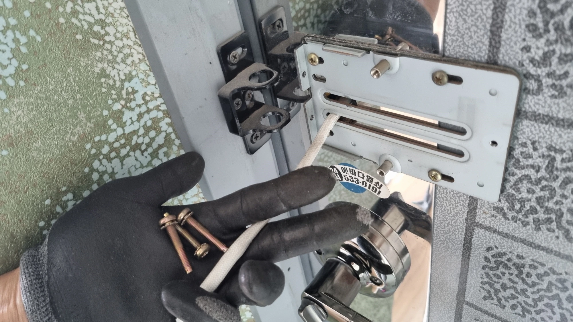 도어록 고정볼트 푼 모습