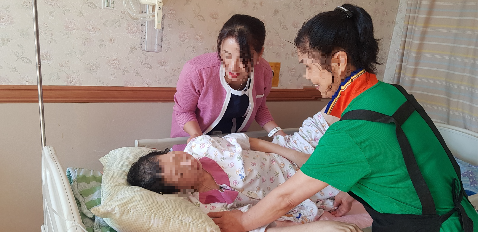 호스피스 전문간호사와 요양보호사가 함께 협력하여 말기암환자를 케어 하고 있다.