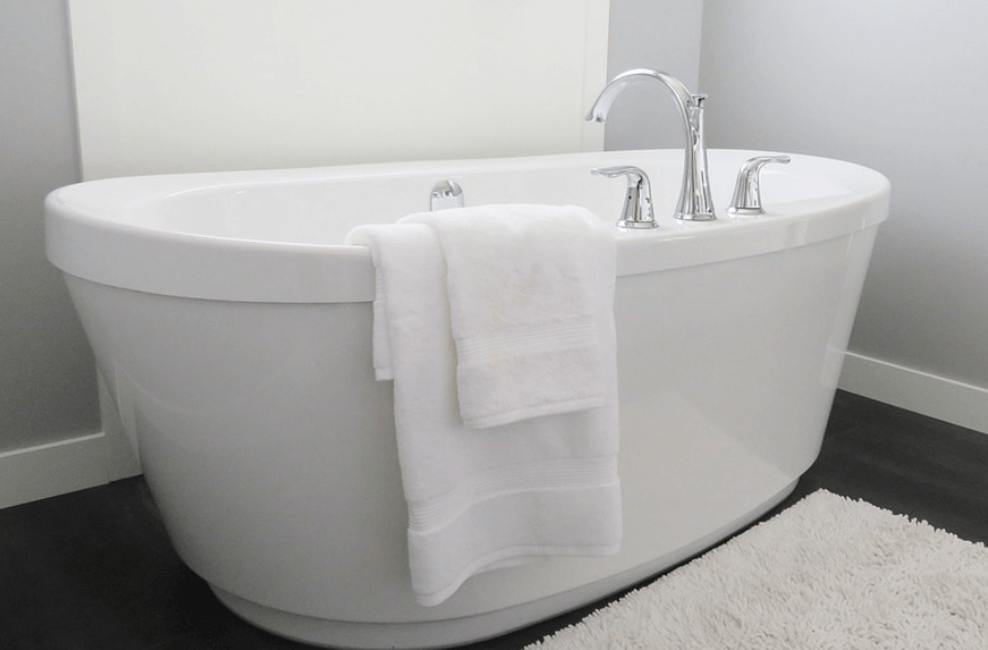 귤껍질 활용법은 천연 임욕제로 확용 할 수 있다. 하얀색 욕조가 놓여 있다