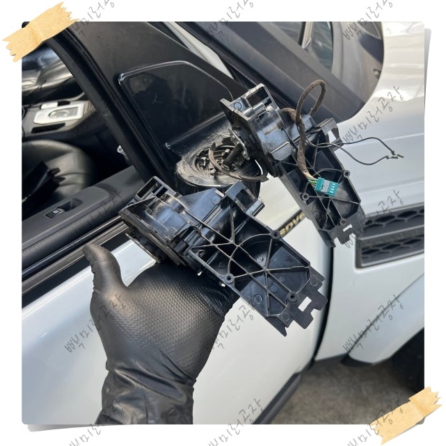 파손된 알루미늄 속프레임과 교체될 깨끗한 중고 속프레임 부품 비교 사진