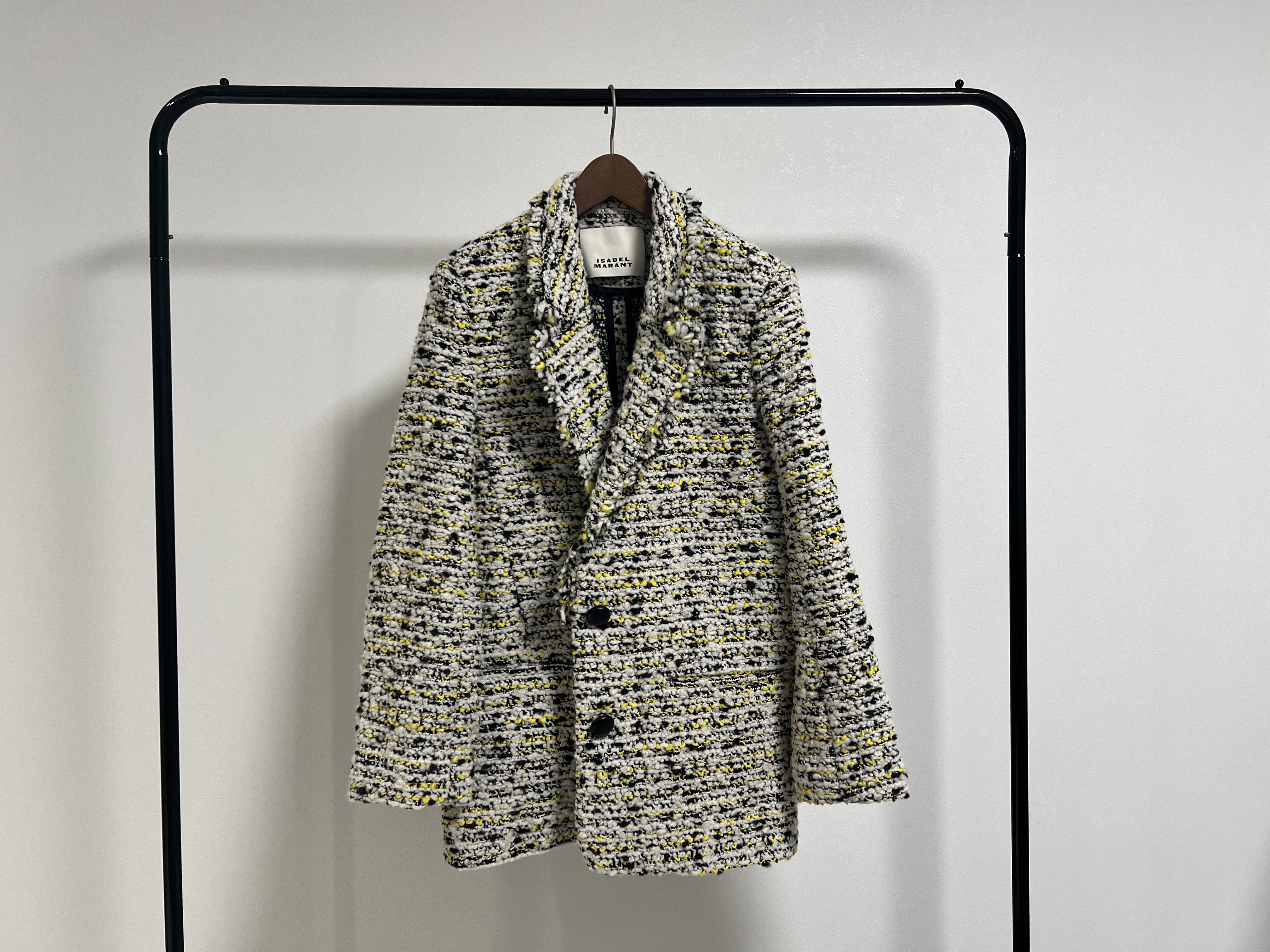 이자벨마랑 트위드 자켓 옷걸이에 걸려있는 사진