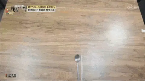 백반기행에-소개된-통영-다찌집의-테이블을-가득채운-한-상-차림