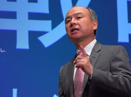 대머리의 남자가 손가락을 들고 있다.