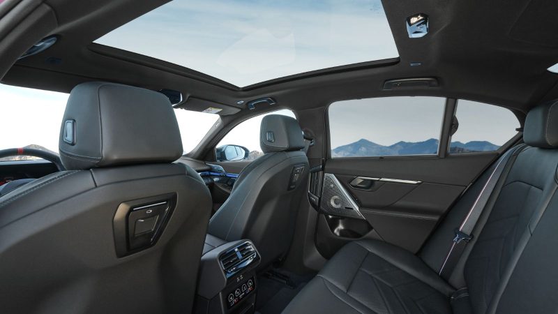 2024 BMW 5시리즈 플러그인 하이브리드 국내 출시, 주행거리 향상