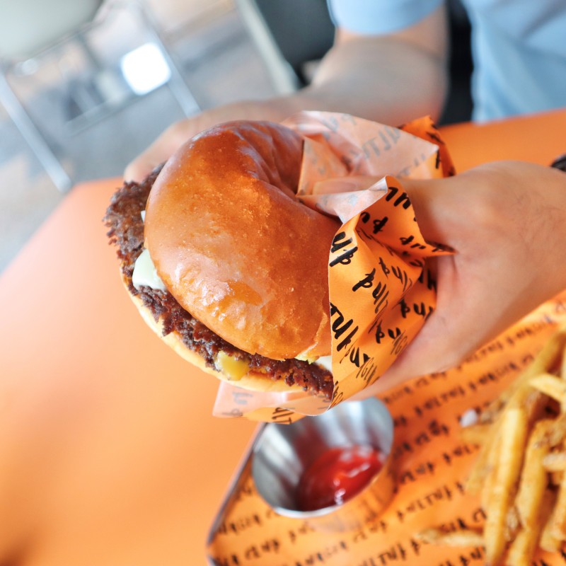 치즈버거 용지에 싸서 먹는 모습