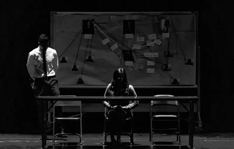 사건-조사실에-있는-남녀의-모습