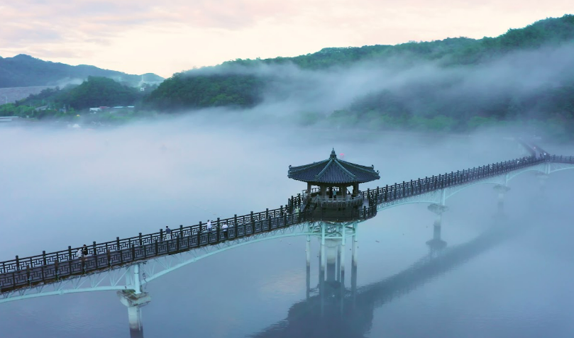 월영교와 운무의 조화