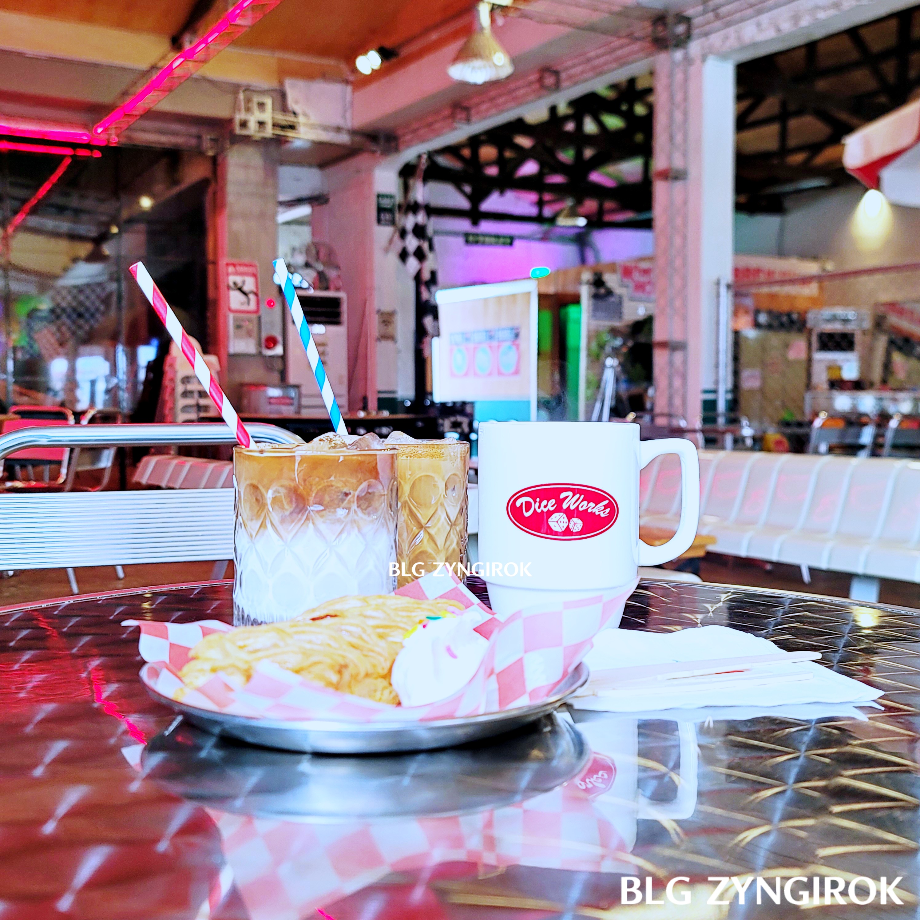 양주 카페 DICE WORKS - 주문한 음료와 디저트가 테이블 위에 놓여있다.