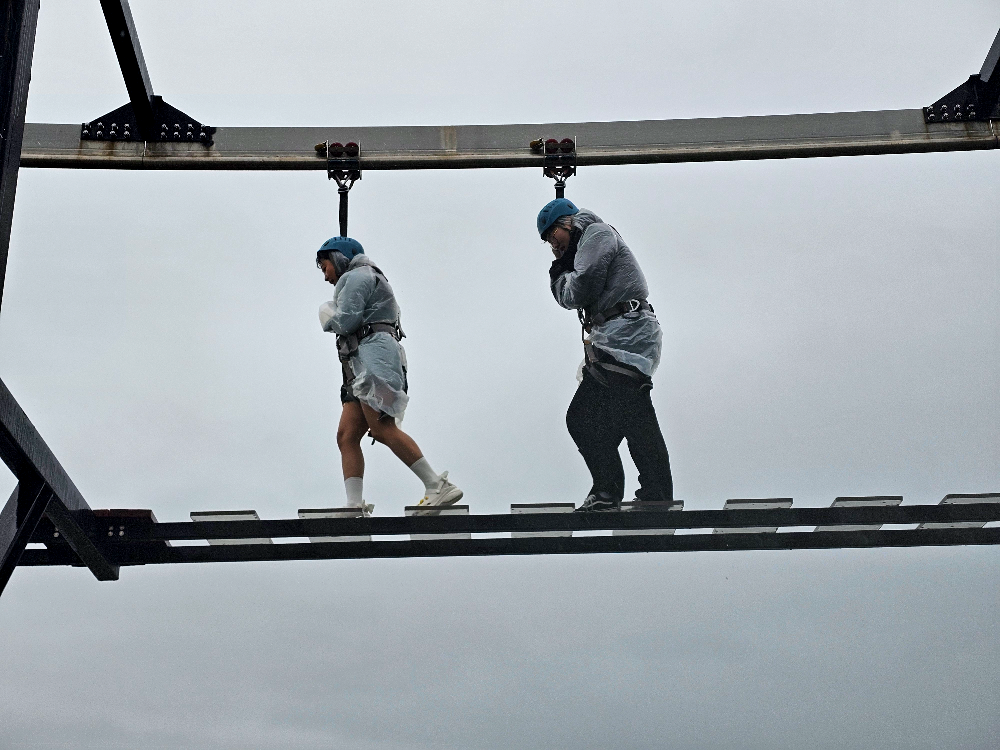 여수예술랜드 스카이워크를 체험하고 있는 KBS 개그콘서트 출연진들