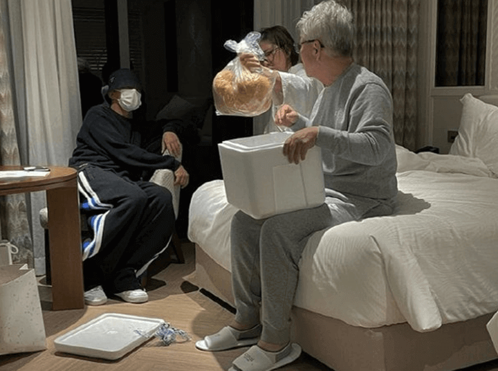 유아인이-자신의-SNS에-직접-올린-엄마와-아빠-사진