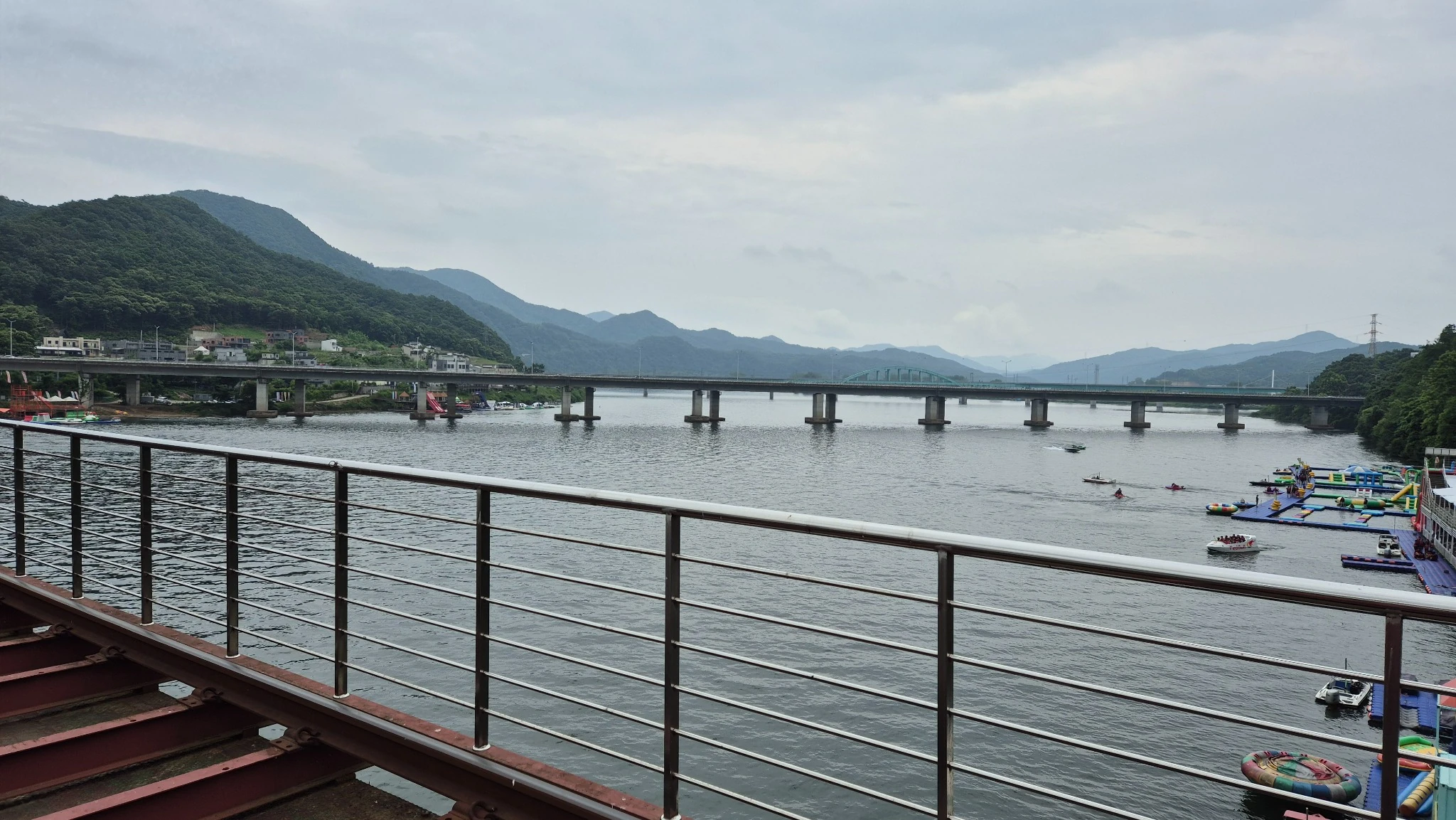 인근 강가 – 수상 액티비티 구경도 쏠쏠