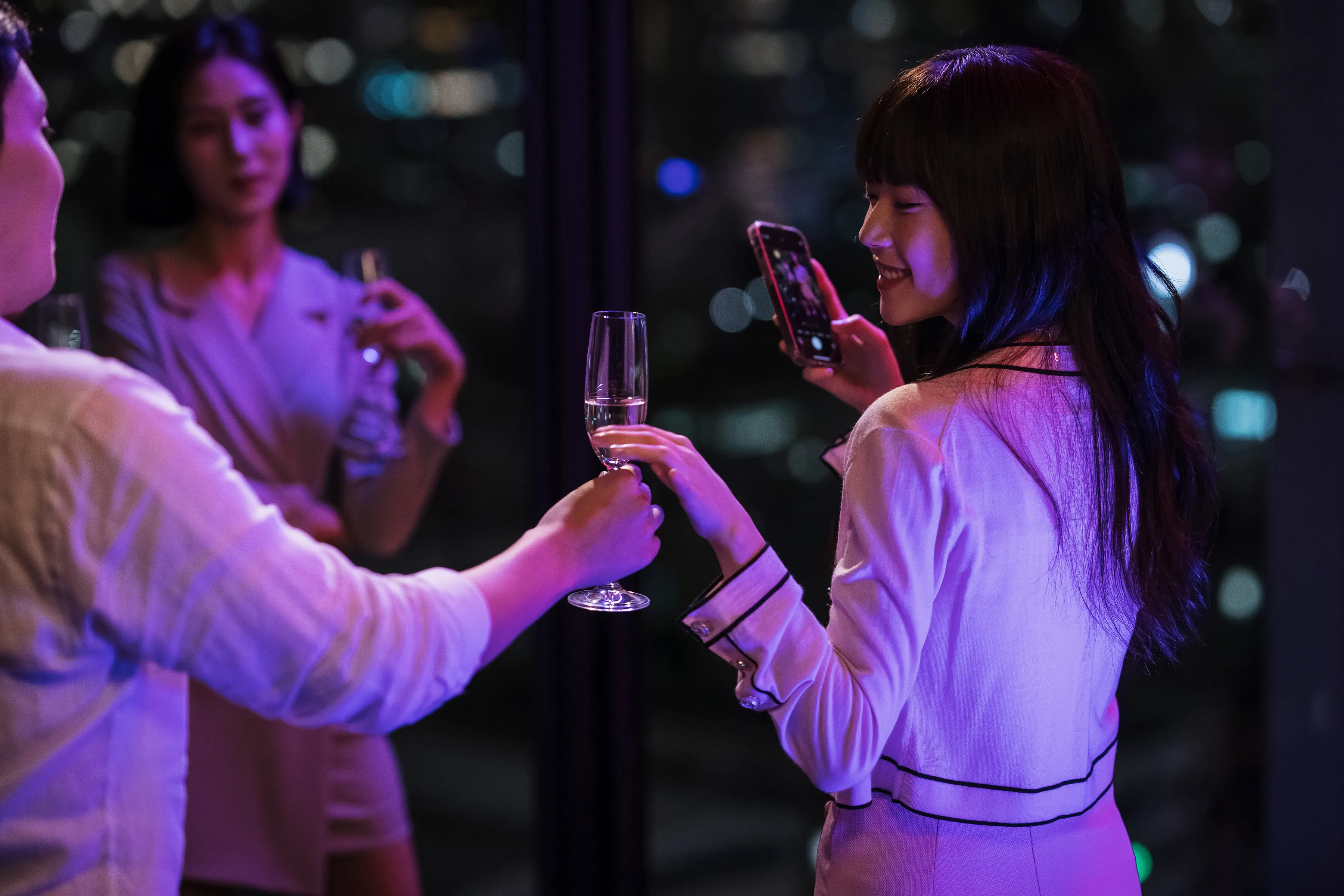 파티장에서 남자와 여자가 샴페인을 주고 받고 있다.