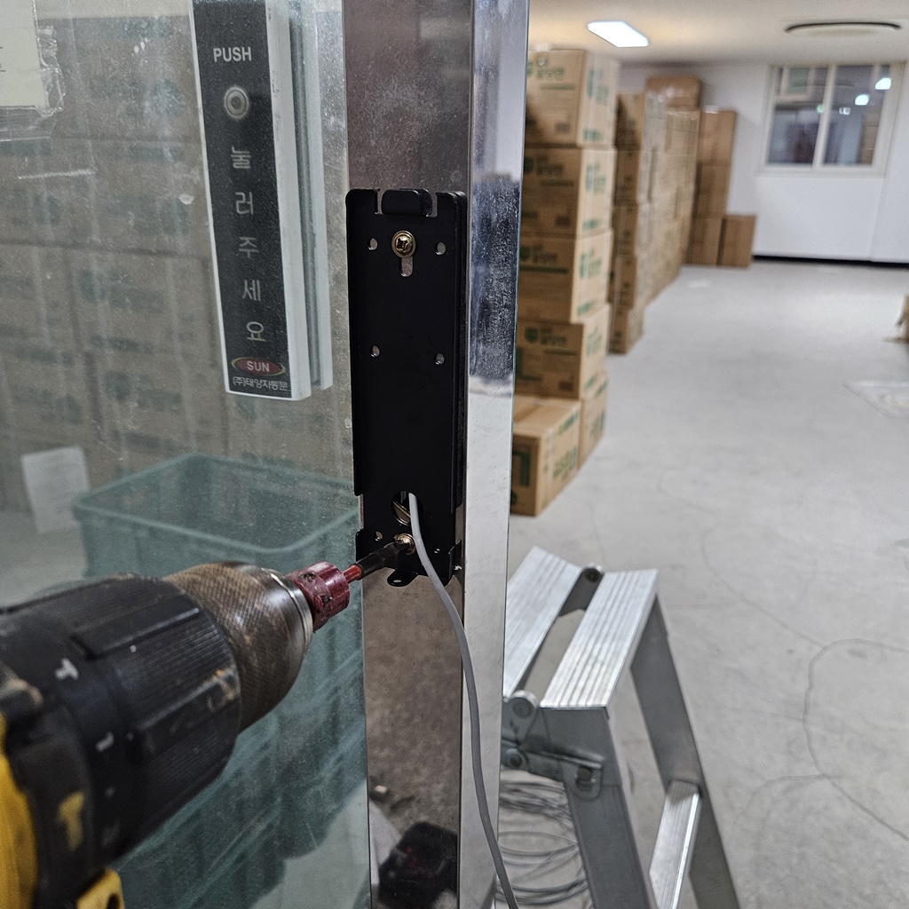 부산 중구 부평동 사무실 창고 슬라이딩 미닫이 자동문 디지털 출입통제 도어락 번호 전자키 설치