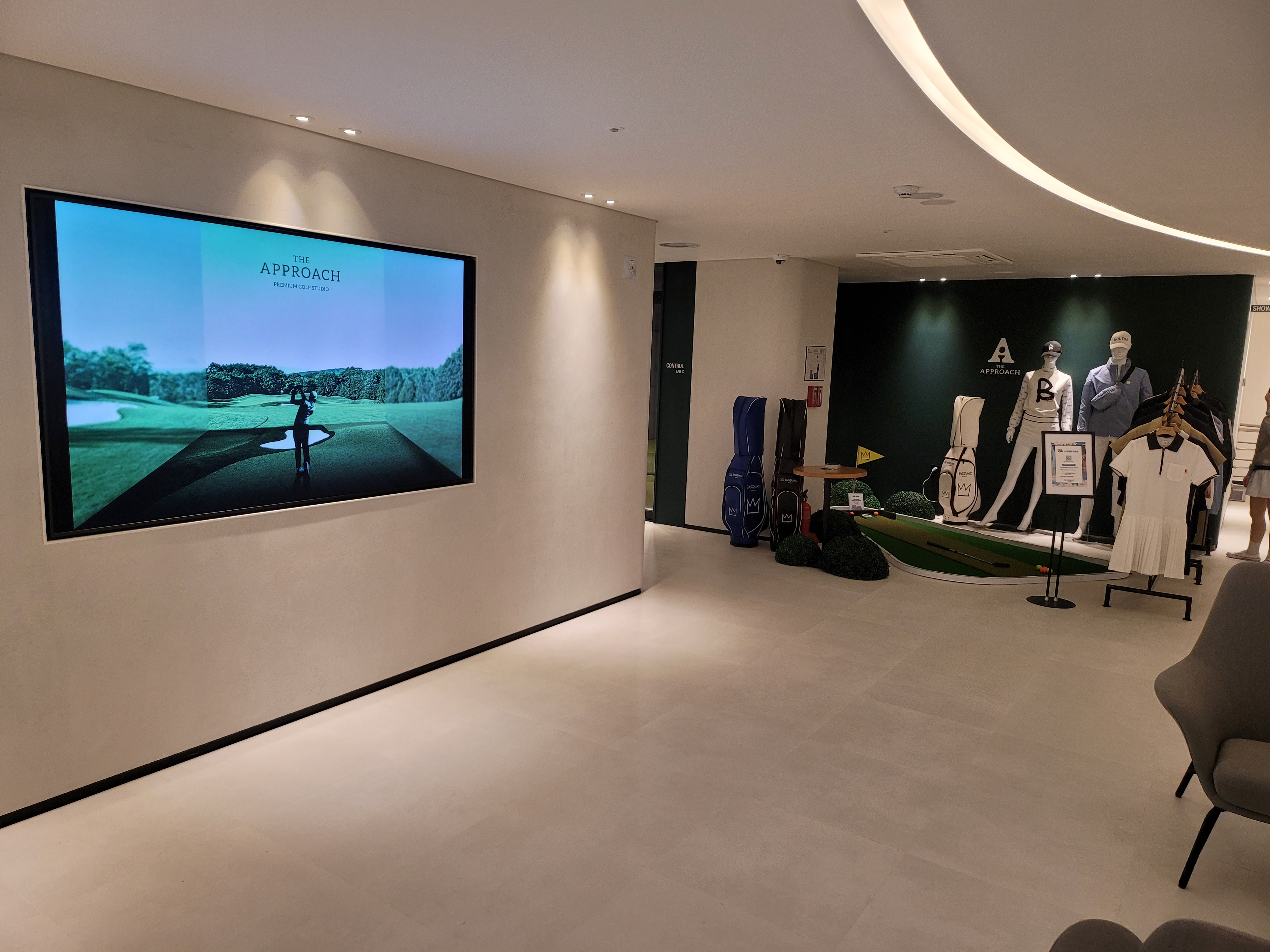 디어프로치 로비와 스윙랩&amp;#44; 바스키아 매대