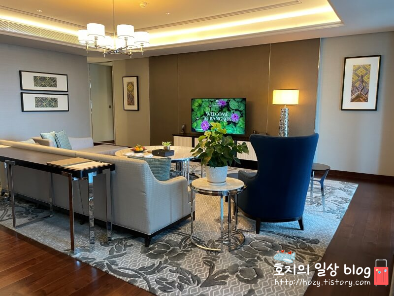 방콕 신돈 켐핀스키 그랜드 이그제큐티브 스위트룸 거실