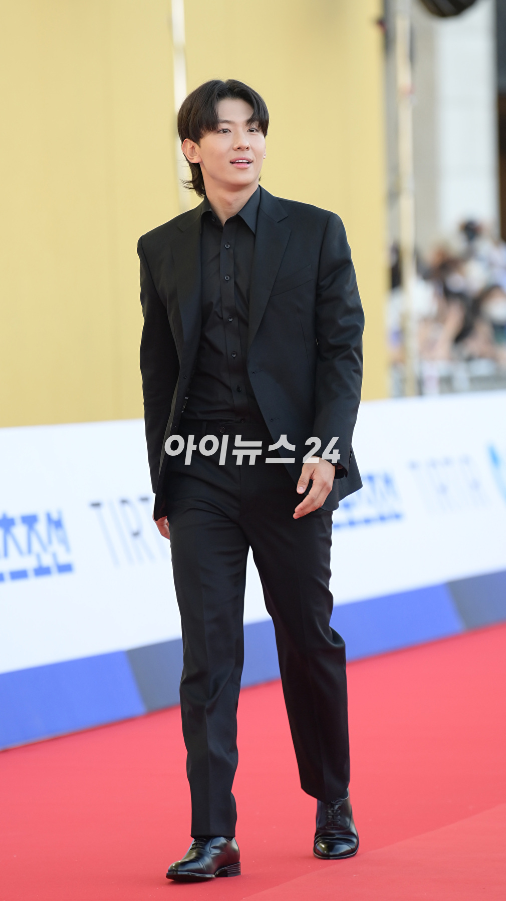 방송인 덱스가 19일 인천 파라다이스시티에서 열린 제2회 청룡시리즈어워즈 레드카펫 행사에 참석하고 있다. [사진=정소희 기자]