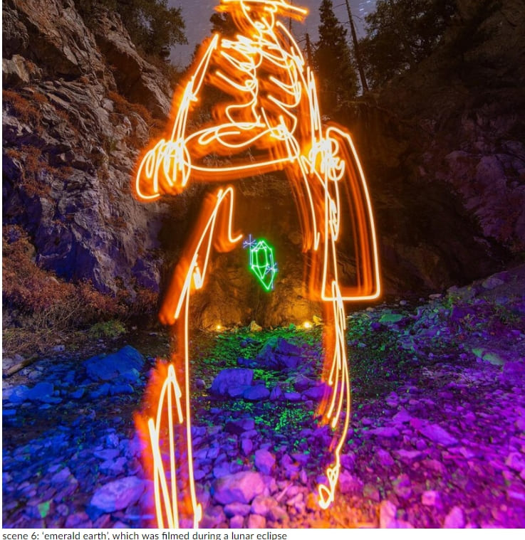 카우보이 모자를 쓴 해골이 밤에 마법의 문으로 캘리포니아를 돌아다닌다 VIDEO:Mesmerizing stop motion western is made from over 600 light paintings