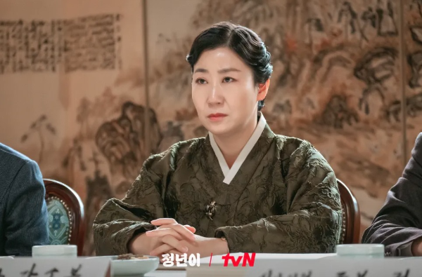 강소복 (배우 라미란) 근엄한 얼굴로 앉아서 국극 단원 심사를 하는듯 하다.