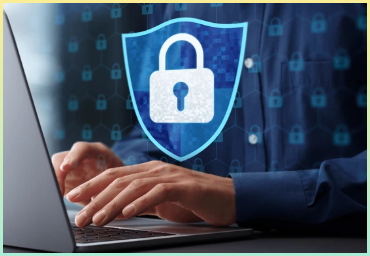 네트워크 보안 및 데이터 보호 방화벽 및 침입 방지 시스템 IPS. 사이버 보안 엔지니어가 랩톱 컴퓨터를 사용하여 보안 시스템을 개발.