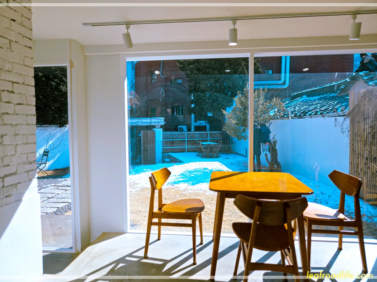 동대문구-전농동-브런치-카페-오래-통창과-햇살