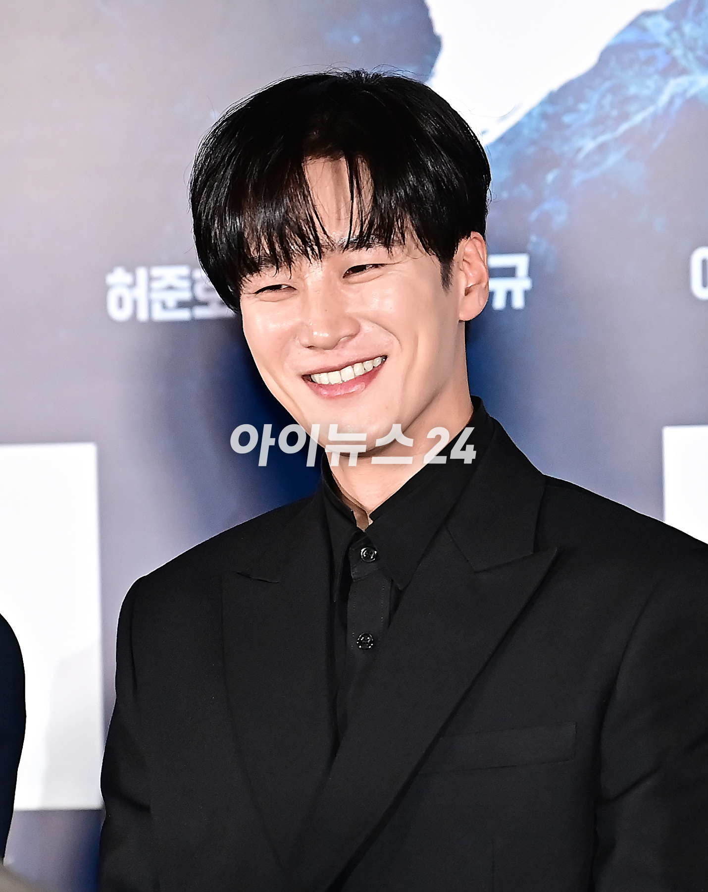 배우 안보현이 12일 오후 서울 송파구 롯데시네마 월드타워에서 열린 영화 '노량: 죽음의 바다'(감독 김한민) 언론시사회에서 포토타임을 갖고 있다.'노량: 죽음의 바다'는 임진왜란 발발 후 7년, 조선에서 퇴각하려는 왜군을 완벽하게 섬멸하기 위한 이순신 장군의 최후의 전투를 그린 전쟁 액션 대작이다. 오는 20일 개봉. [사진=곽영래 기자]