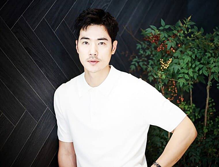 배우-김강우
