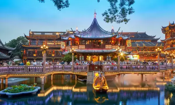 잔잔한-연못과-2층-누각인-호심정이-조화롭게-어우러진-중국의-전통적인-정원인-예원