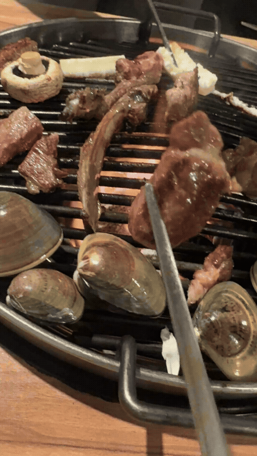강화도 펜션 바베큐 양갈비와 조개를 함께 굽는 장면, 숯불 그릴 위 고기와 조개