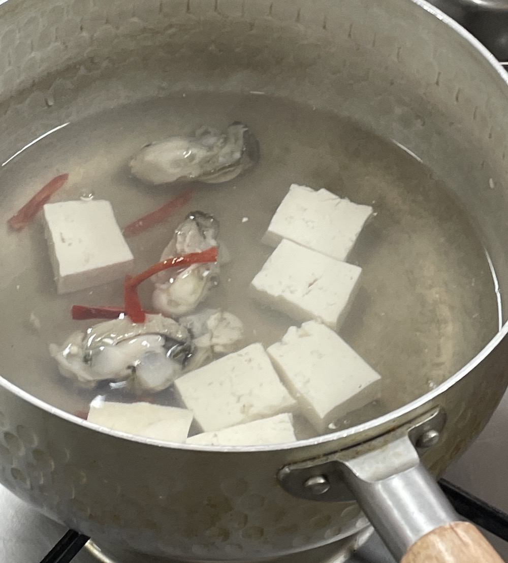 한식조리기능사 실기시험 준비 - 두부젓국찌개 - 굴, 다진마늘, 홍고추, 새우젓 넣기