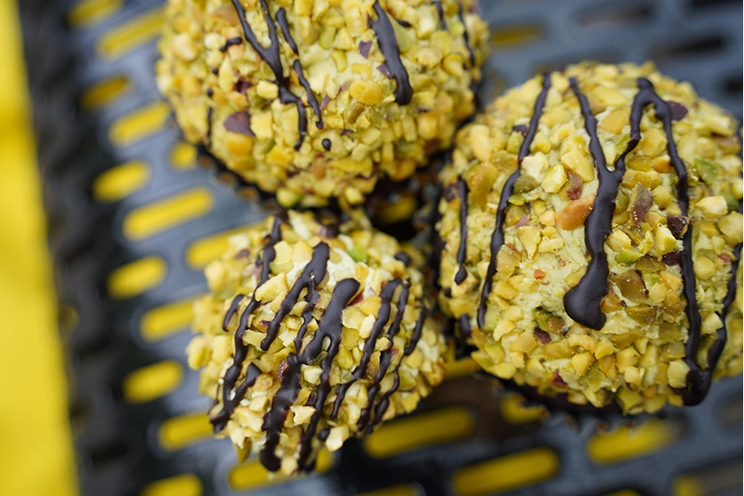 탐론 20-40mm F2.8 렌즈를 활용하여 배경과 조화를 이루는 광각 접사 구도