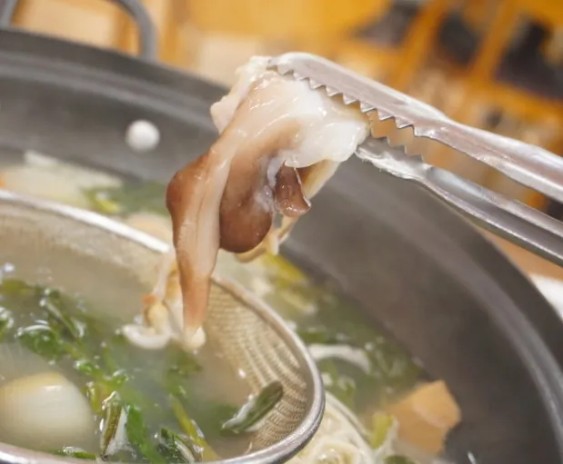 새조개-샤브샤브-먹기위해-새조개를-건져-올리는-장면