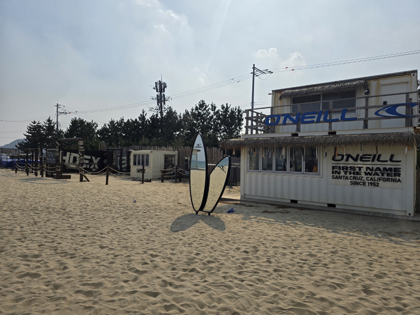 서피비치에 있는 야외헬스장