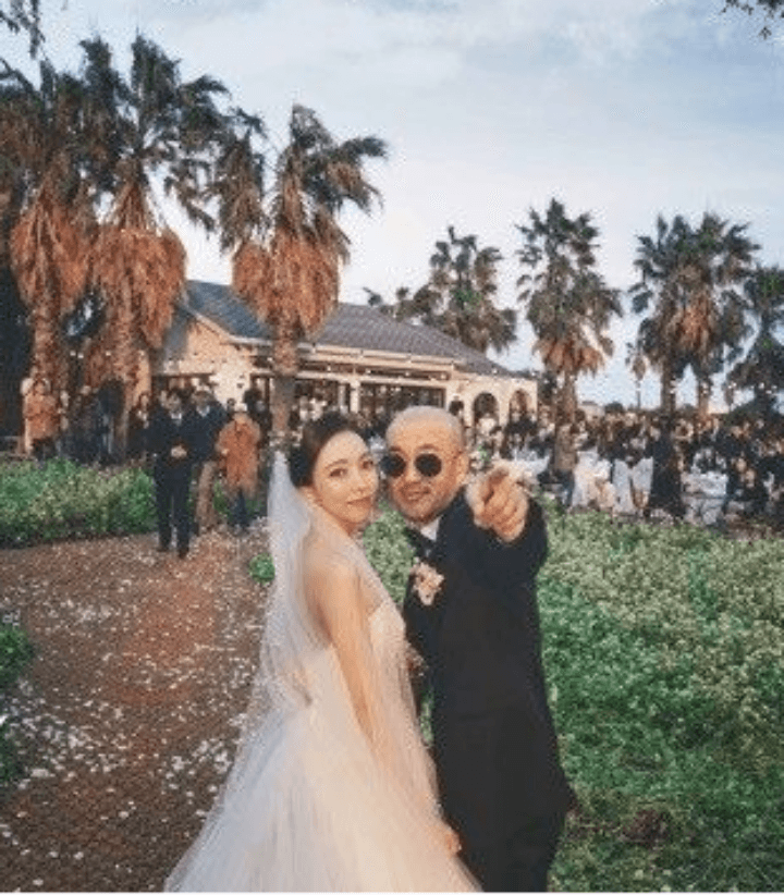 야외에서 결혼식을 하고 있는 이하늘