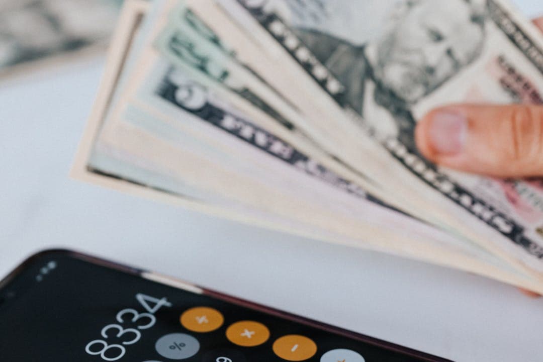 계산기와 지폐로 나타낸 실손보험 비용 계산