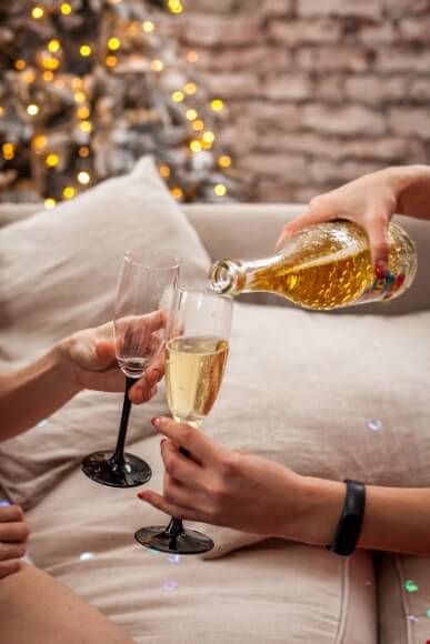 술잔에 술을 따르는 모습