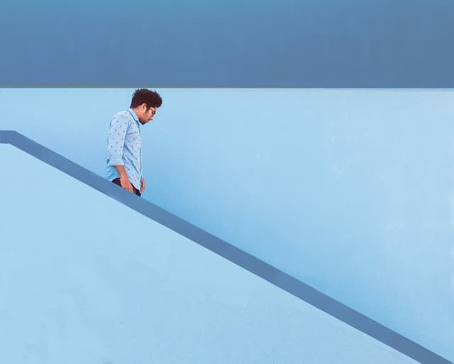 작은 옷장을 위한 미니멀리즘 스타일 옷 정리 팁