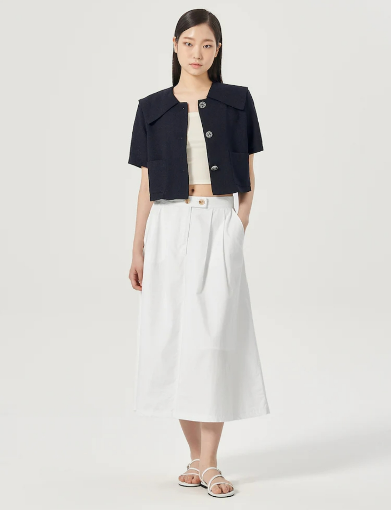 블랙 자켓을 입고 정면을 바라보는 모델