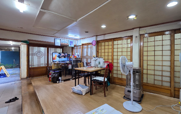 광화문 내자동 사랑방 식당 내부 모습. 방이 여러 개 있다. 각 방이 룸이 되어, 그곳에서 식사를 한다. 사진에는 선풍기가 보인다. 난로도 보인다.