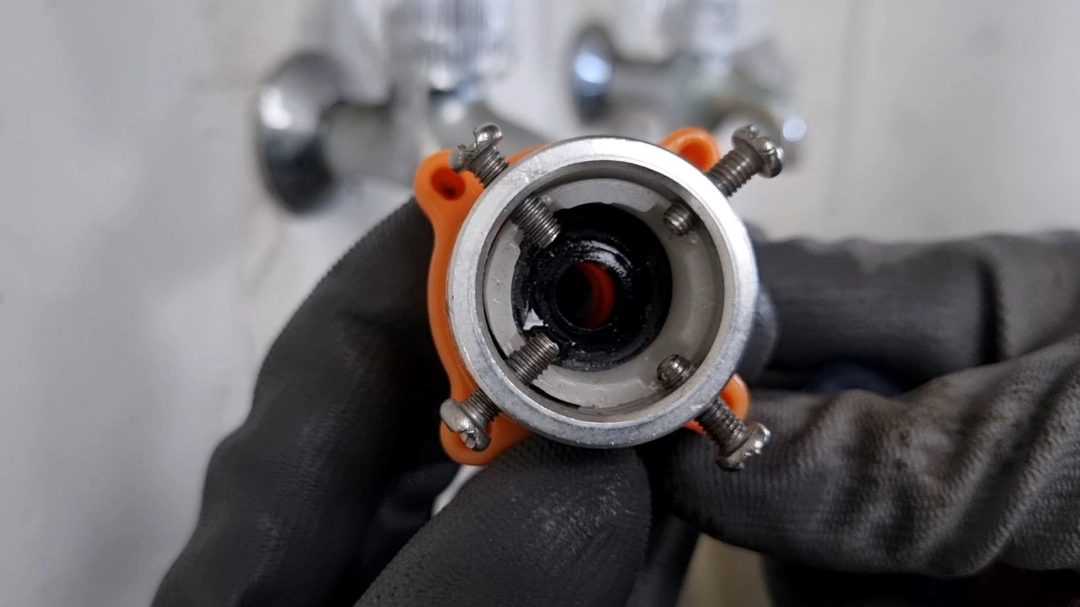 세탁기 호스 연결 부품 고정 볼트 위치