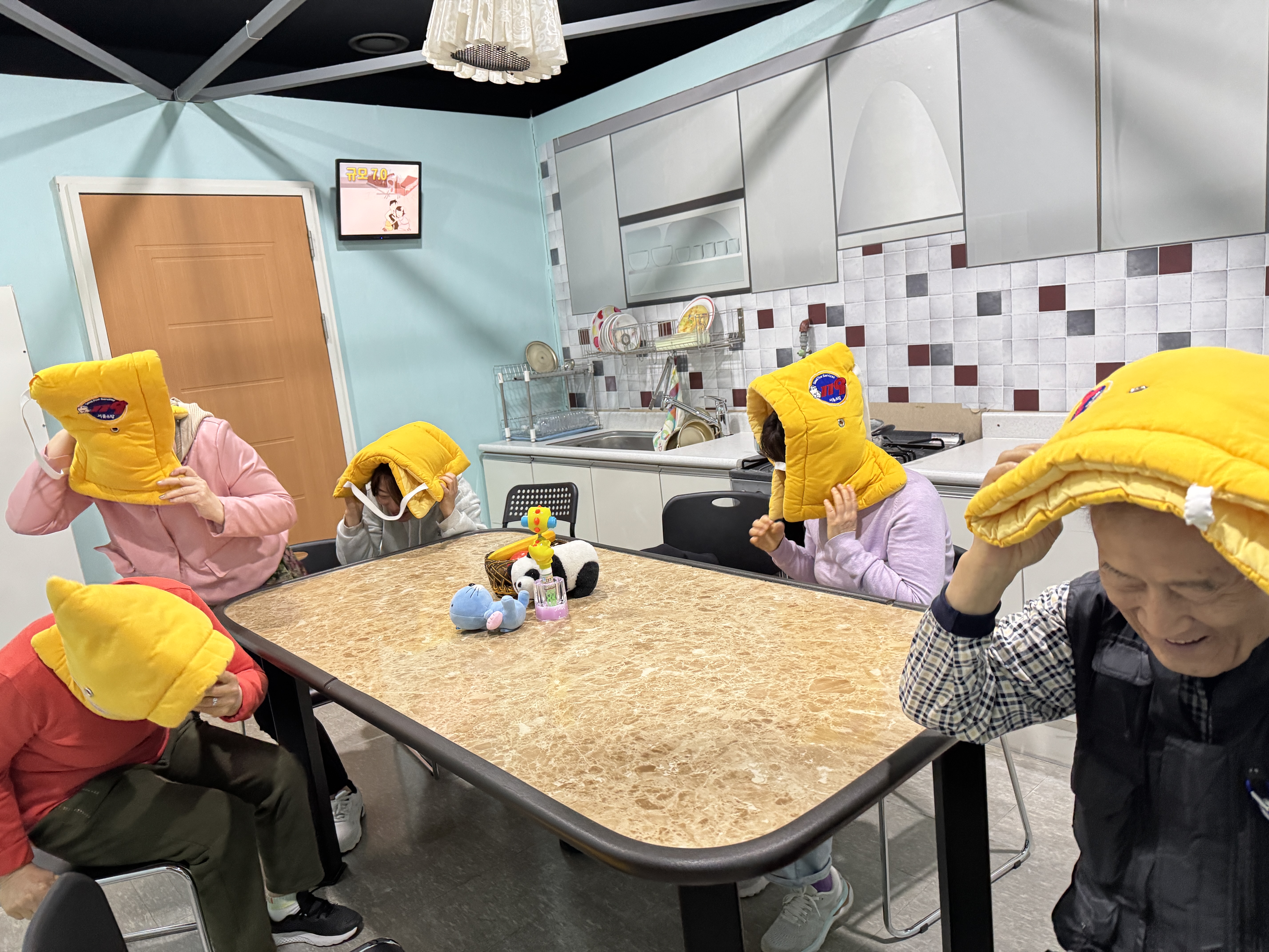 참여자 모두 방석으로 머리를 가리고있다.