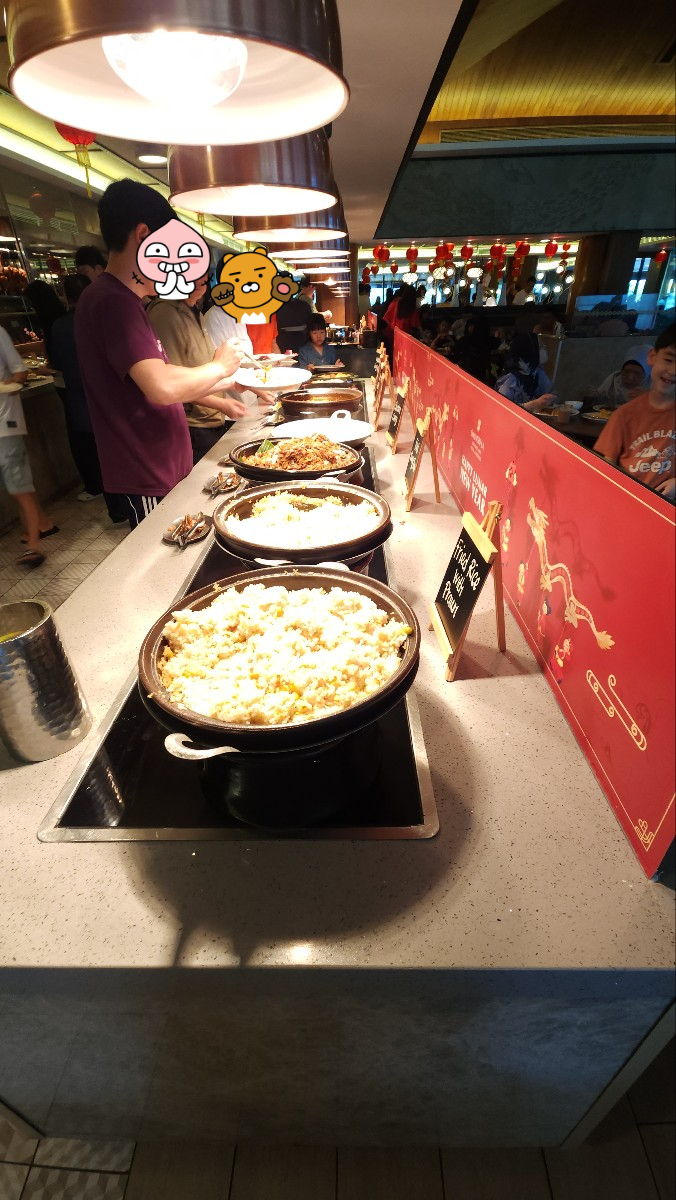 조식식당-음식고르는-사람들-사진_2