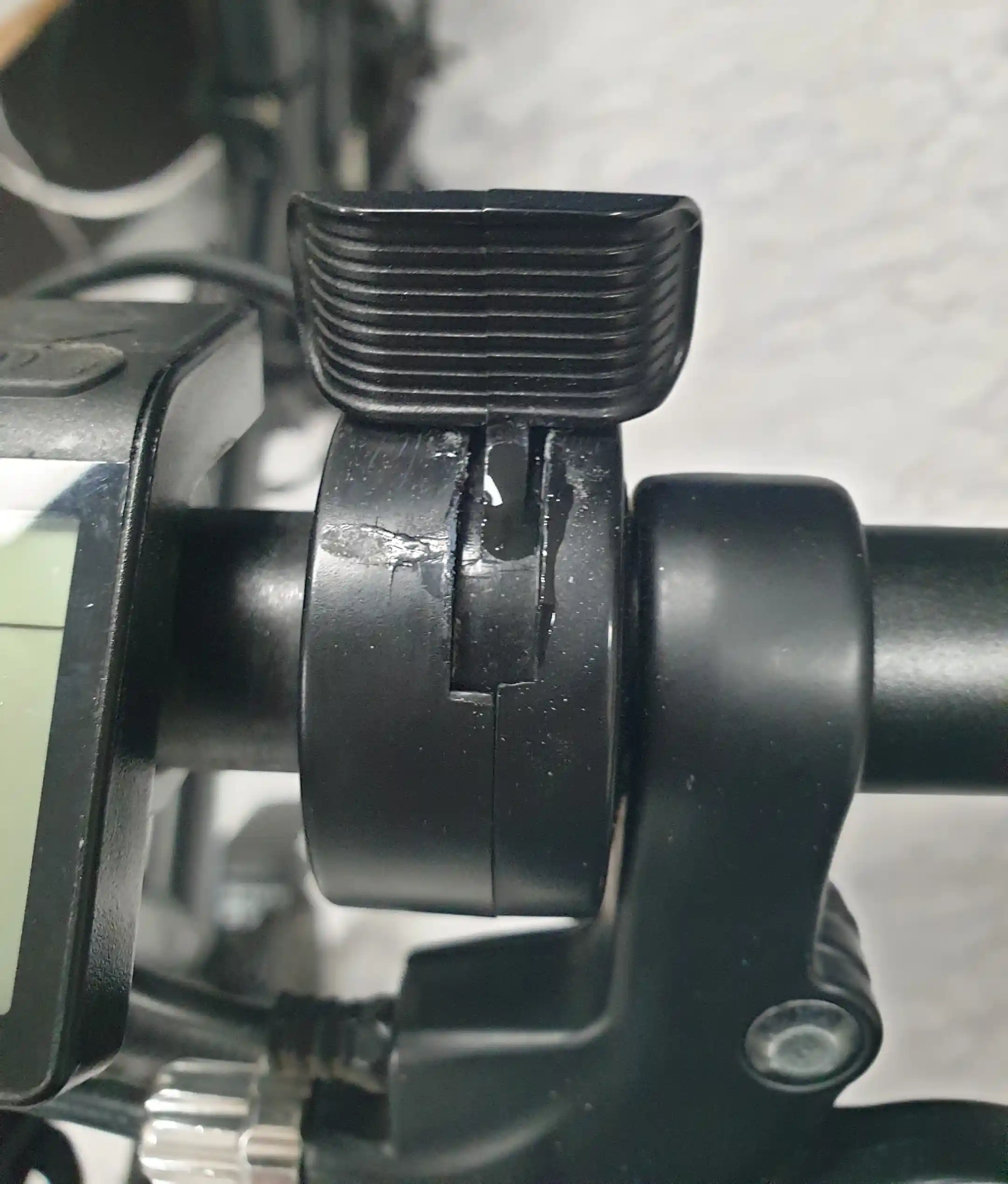 떨어져 나간 엄지 스로틀을 올려주고 순간 접착제 한방울 떨어뜨리기