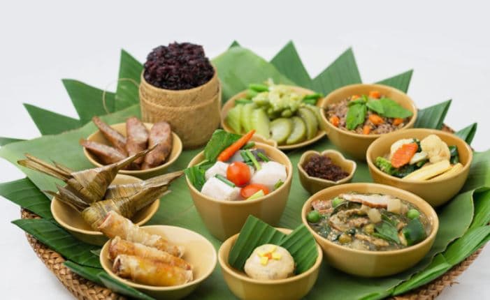 라오스의 락락(Larb Luek): 생고기와 허브를 곁들인 샐러드 스타일 요리