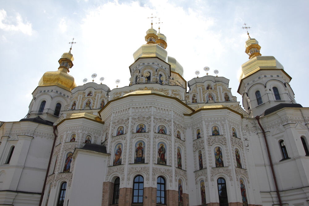 유네스코세계문
시간이 멈춘 마을, 헝가리 홀로쾨(Hollókő) 여행 완벽 가이드! 🇭🇺✨안녕하세요, 잡학다식(雜學多識)입니다. 바쁜 도시 생활, 끝없이 돌아가는 현대 사회 속에서 잠시 벗어나 한 박자 느리게,
yubinsarang.com
1. 성 소피아 대성당: 비잔틴 예술의 걸작과 키이우 의 심장
성 소피아 대성당은 1037년 키이우 대공국의 야로슬라프 1세에 의해 건립되었습니다.
명칭은 당시 동로마 제국의 수도 콘스탄티노폴리스의 대성당인 ‘아야 소피아(하기아 소피아)’에서 따왔죠.
역사적 배경
- 대공 야로슬라프 1세는 1036년 주요 전투에서 승리하고, 키이우 루스의 기독교 국교화를 축하하는 의미로 대성당을 건립했습니다.
- 이후 대성당은 루스의 정치, 종교, 문화의 중심지로 활약했으며 대공 즉위식, 결혼식, 장례식 등이 거행된 역사적 공간입니다.
건축과 미술
- 대성당은 비잔틴 건축 양식을 기반으로 하며, 전체 길이 41.7m, 너비 54.6m, 중앙 돔 높이 28.6m에 13개의 돔이 있습니다.
- 내부에는 여러 세기에 걸쳐 제작된 다양한 모자이크와 프레스코화가 보존되어 있습니다.
- 5개의 신랑과 5개의 후진(apse)이 교차하는 그리스 십자형 평면을 가지고 있어 종교적 의미와 예술적 가치를 동시에 지닙니다.
역사적 시련과 복원
- 1169년 블라디미르-수즈달 공국의 침공과 1240년 몽골 제국의 침략으로 많이 훼손되었으나, 1596년 우크라이나 그리스 가톨릭교회의 주교좌 성당이 되며 재정비되었습니다.
- 17세기에는 이탈리아 건축가 옥타비아노 만치니가 외관을 우크라이나 바로크 양식으로 개조하는 작업을 진행하였고,
카자크 수장이었던 이반 마제파의 지원으로 1767년까지 완성되었습니다. - 20세기에는 소련 정부가 철거를 계획하기도 했지만 보존되었고, 1990년 유네스코 세계문화유산으로 지정되었습니다.
![우크라이나 키이우 성소피아대성당 페체르스크라브라 역사유적지 동방정교회 키이우명소