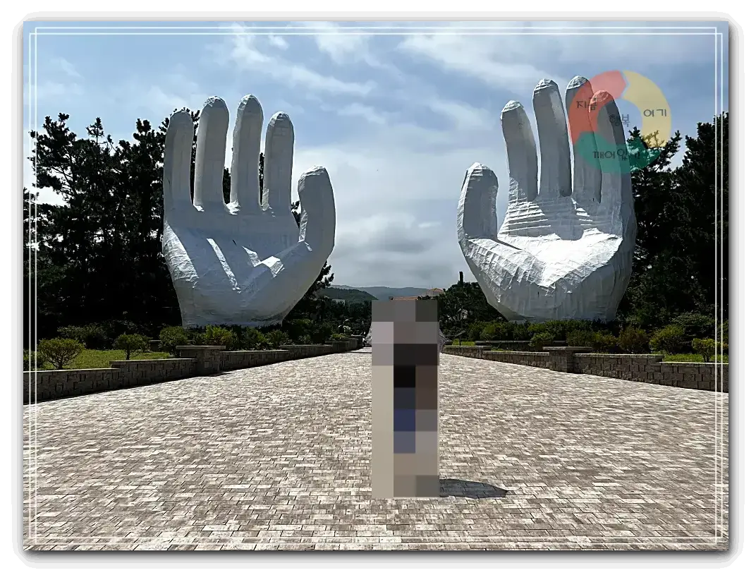 썬크루즈호텔_썬크루즈호텔야외둘러보기-거대한-양손조각-왼손-오른손