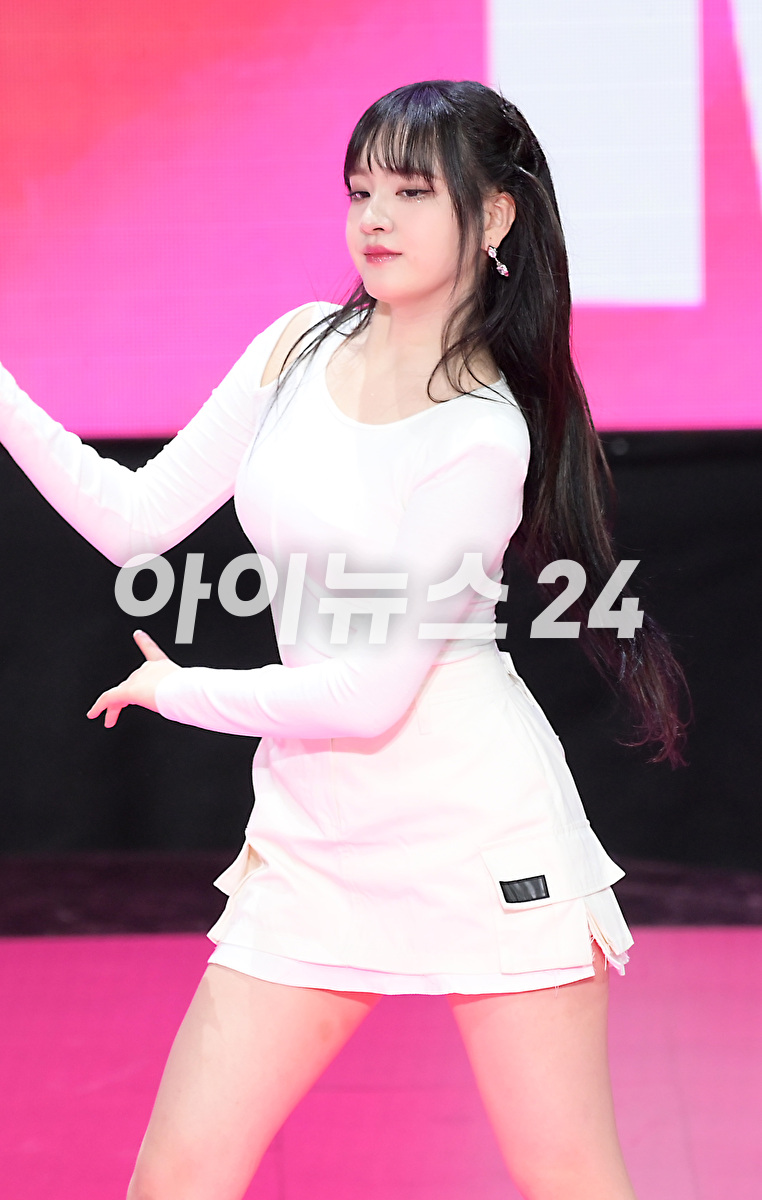 그룹 아이브(IVE)가 18일 오후 서울 마포구 상암동 SBS프리즘타워 오디토리움에서 진행된 SBS M '더쇼' 생방송 현장에서 멋진 무대를 선보이고 있다. [사진=정소희 기자]