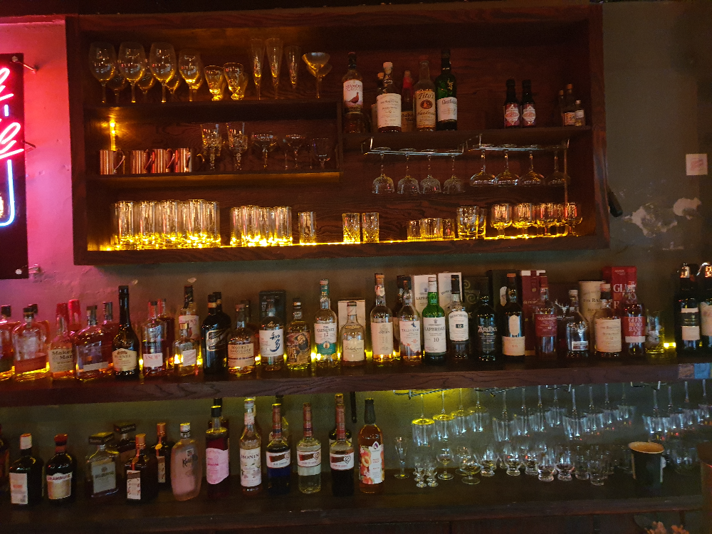 벽장에 놓인 각종 술병들. 칵테일의 재료들이다.